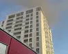 VIDEO Incendiu puternic într-un bloc nou din sectorul 5 al Capitalei. Pompierii intervin cu șapte autospeciale
