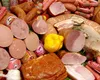 Din ce sunt făcuți crenvurștii, parizerul și șunca de Praga din magazine. Ce spun rezultatele de laborator despre mezelurile preferate ale românilor: „Avem puțină carne”