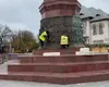Monument curățat într-un mod brutal, la Focșani. Muncitorii s-au apucat să-l frece cu peria de sârmă: „Au încercat să arate bine de sărbători”