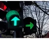 Intersecțiile cu mai multe semafoare, coșmarul șoferilor. Semaforul cu săgeata verde și cel pietonal creează confuzie în trafic, cine are prioritate