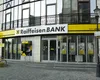 Vestea momentului pentru românii care au cont şi card la Raiffeisen Bank. Ce se întâmplă cu banii clienţilor