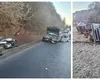 Accident cu două mașini și un autocamion cu rumeguş, la ieşirea din Odorheiu Secuiesc. Cinci persoane, inclusiv un copil, au fost rănite