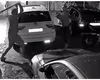 Momente de groază de Crăciun. Un bărbat a intrat cu toporul în casă, l-a atacat pe proprietar și a distrus două mașini. Totul a fost surprins de camerele video