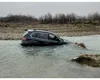Un BMW X5 a ajuns în râu. Șoferul beat și fără permis și-a abandonat bolidul în apă