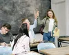 Începând cu anul școlar 2025-2026, elevii vor primi bani în plus. Vezi unde se majorează bursele cu 500 de lei