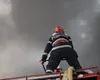 Incendiu la acoperişul unei clădiri cu locuinţe în Brașov. 30 de persoane au fost evacuate