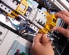 Meseriile de instalatori și electricieni, la mare căutare. Tinerii nu mai vor locuri de muncă amenințate de AI