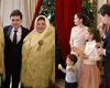 Nicușor Dan a primit colindători la Palatul Cotroceni, alături de Prima Doamnă și cei doi copii. Președintele a gustat colăcei în timp ce asculta cântecele tradiționale GALERIE FOTO
