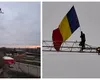Stegarul dac sărbătorește 1 Decembrie cocoțat pe o macara din București, de unde strigă ”Turul doi înapoi!”. Echipajele de intervenție negociază cu el să coboare, a fost adusă și o saltea gonflabilă