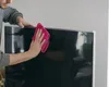 Cum se curăță CORECT ecranul televizorului. Trucul care te scapă de praf și murdărie timp de o lună