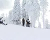 Prognoza meteo. Vreme superbă de săniuş, ninge abundent la munte, se depune strat consistent de zăpadă. La pachet, meteorologii anunţă viscol şi polei