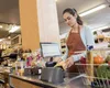 Cât încasează o casieră în supermarket, în 2026: Venitul real o să te surprindă