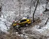 Accident grav în judeţul Argeş. Un Porsche Cayenne colantat în aur, de aproximativ 100.000 de euro, a căzut într-o râpă. Trei persoane au fost rănite