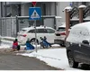 Copii trași cu sania de un BMW. Fotografia care a ajuns virală pe rețelele de socializare: ”BMW-ul fuge, nimeni nu-l ajunge…”