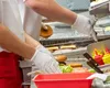 Ce salariu câștigă un angajat la McDonald’s, KFC sau Burger King în 2026. Turele de noapte sunt bine plătite în industria fast-food