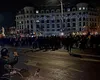 Bărbatul care i-a transmis lui Călin Georgescu „Marș la Moscova” a revenit cu același mesaj pentru protestatarii suveraniști. Cuvintele au fost proiectate pe fațadele mai multor clădiri, chiar în timpul manifestațiilor VIDEO