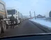Autoritățile au fost luate prin surpindere de zăpadă. Ninsorile abundente i-au lăsat pe drumari fără sare, iar cozile la saline sunt interminabile