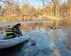 Panică în Craiova, 3 oameni au căzut în lacul înghețat. Pompierii sparg gheața pentru a ajunge la ei, mobilizare de urgență