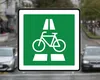 Ce reprezintă semnul de circulație care înfățișează un pătrat verde cu o bicicletă albă pe el. Mulți conducători auto care străbat Europa îl interpretează greșit