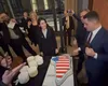 VIDEO George Simion, invitat în SUA de o organizaţie de extremă dreapta, taie un tort în forma Groenlandei, acoperit cu steagul american: „Trebuie întâi să scăpăm de Macron”