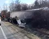 Accident grav pe DN6. Trei morți și un rănit grav după ce un microbz de marfă și un ansamblu de vehicule s-au ciocnit