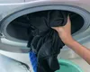Cum se spală corect hainele negre, pentru a nu se decolora. Greșelile pe care le fac mulți români