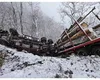 Momente șocante pe un drum înghețat din județul Sibiu. Un camion plin cu lemne a căzut într-o râpă. Șoferul a supraviețuit ca prin minune