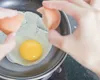 Cum să faci ouă ochiuri fără ulei. Trucul simplu folosit de bucătarii cu experiență