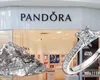 Pandora își schimbă brusc strategia. Reduce argintul și mizează pe platină, după explozia prețurilor metalelor prețioase