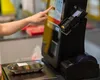 Furtul la casele self-pay din supermarketuri capătă proporții îngrijorătoare. Zeci de magazine sunt jefuite în fiecare zi. Ce se fură cel mai des