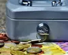 Românii, avertizați să își facă un fond de siguranță pentru criză. Care este suma minimă pe care ar trebui să o aibă pe card