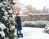 Nu arunca zăpada din curte, după ninsorile abundente! Trucul ieftin prin care îți protejezi pomii și pregătești solul pentru o primăvară roditoare