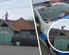 Un bărbat urcat pe acoperiș a atacat cu țigle polițiștii veniți să-l dea jos. Le-a spus că nu coboară până nu îi pun o manea