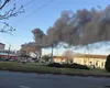Incendiu puternic la o fabrică din Arad. Fumul dens a acoperit tot orașul. Autoritățile au emis RO-ALERT