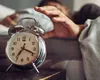 Ce ar trebui să faci când te trezești înainte să sune alarma. Te ridici sau mai dormi puțin?