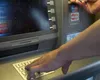 Atenţie la noua escrocherie „firul invizibil” la bancomate. Metoda simplă prin care hoţii îţi fură cardul şi îţi află codul PIN