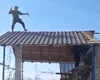 S-a crezut gladiator! Un bărbat din Argeș s-a urcat pe acoperișul casei cu sabie și scut și a început să amenințe mascații de la SAS. Polițiștii l-au împușcat, însă rănile nu-i pun în pericol viața VIDEO