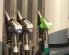 Guvernul stabileşte luni măsurile pentru stabilizarea preţului carburanţilor. Specialiştii avertizează că reducerea taxelor poate avea efecte grave: „Pot să apară probleme legate de plata anumitor pensii sau salarii”
