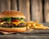Ingredientul banal care face burgerii incredibil de suculenți. Niciun restaurant nu îți va dezvălui acest truc