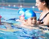 Cursuri de înot pentru copiii din România după modelul campionului care l-a interpretat pe Tarzan. Totul despre programul „Johnny Weissmuller”
