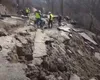 În judeţul Vâlcea, 79 de case au rămas izolate după ce un drumul s-a rupt din cauza ploilor. Primarul spune că sunt soluţii, dar nu are bani, fără ajutorul Guvernului