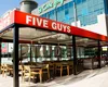 CEO-ul companiei Five Guys a dat angajaților bonus de 1,5 milioane de dolari: „Nu voiam să mă împuște cineva în spate, am dat-o în bară”