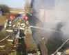 O maşină a luat foc după ce a intrat în gardul unei gospodării, în Neamț. Două femei au ajuns la spital