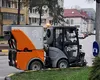 Primarul unui oraș din România a ales să facă economie conducând personal utilajele de curățenie: „Este o plăcere”