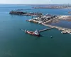 Un remorcher la bordul căruia se aflau cinci persoane s-a răsturnat în Portul Midia