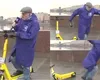 Un prezentator al rubricii meteo a căzut de pe trotinetă chiar în timpul unei transmisiuni live. Bărbatul s-a prăbușit pe caldarâm. VIDEO