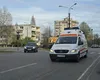 Ce spune legea despre șoferii români care merg în spatele ambulanțelor pentru a scăpa de trafic. Poți trece pe roșu odată cu salvarea?