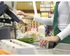 Casieră dată afară pentru că nu a scanat două produse. Femeia lucra de 20 de ani la același supermarket: ”Nu a fost o neglijență”