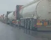 Nu e criză de carburanți?! Cozi kilometrice de cisterne la poarta rafinăriei Petromidia, deși guvernul anunța că în România sunt doar probleme punctuale