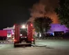 VIDEO Depozit în Chiajna, înghițit de flăcări. ISU a intervenit cu 15 autospeciale pentru stingerea unui incendiu care s-a întins pe o suprafață de 450 de metri pătrați